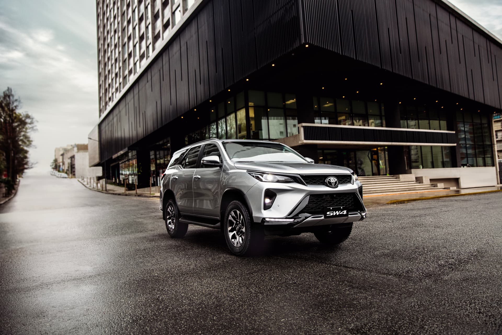 TOYOTA SW4